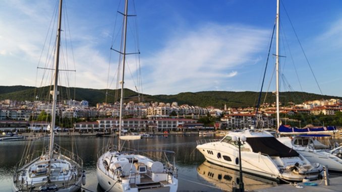 3033360-s-Barche-a-vela-sulla-marina_800x533