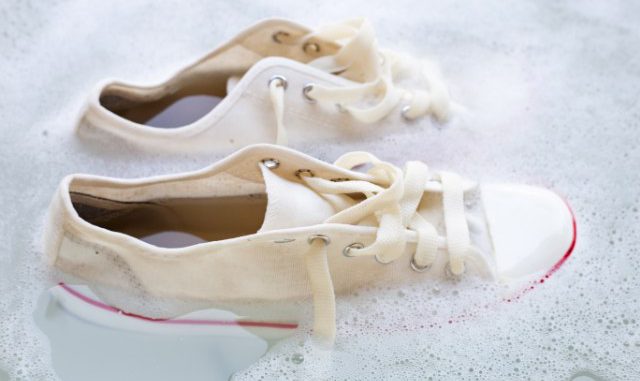 come pulire le scarpe